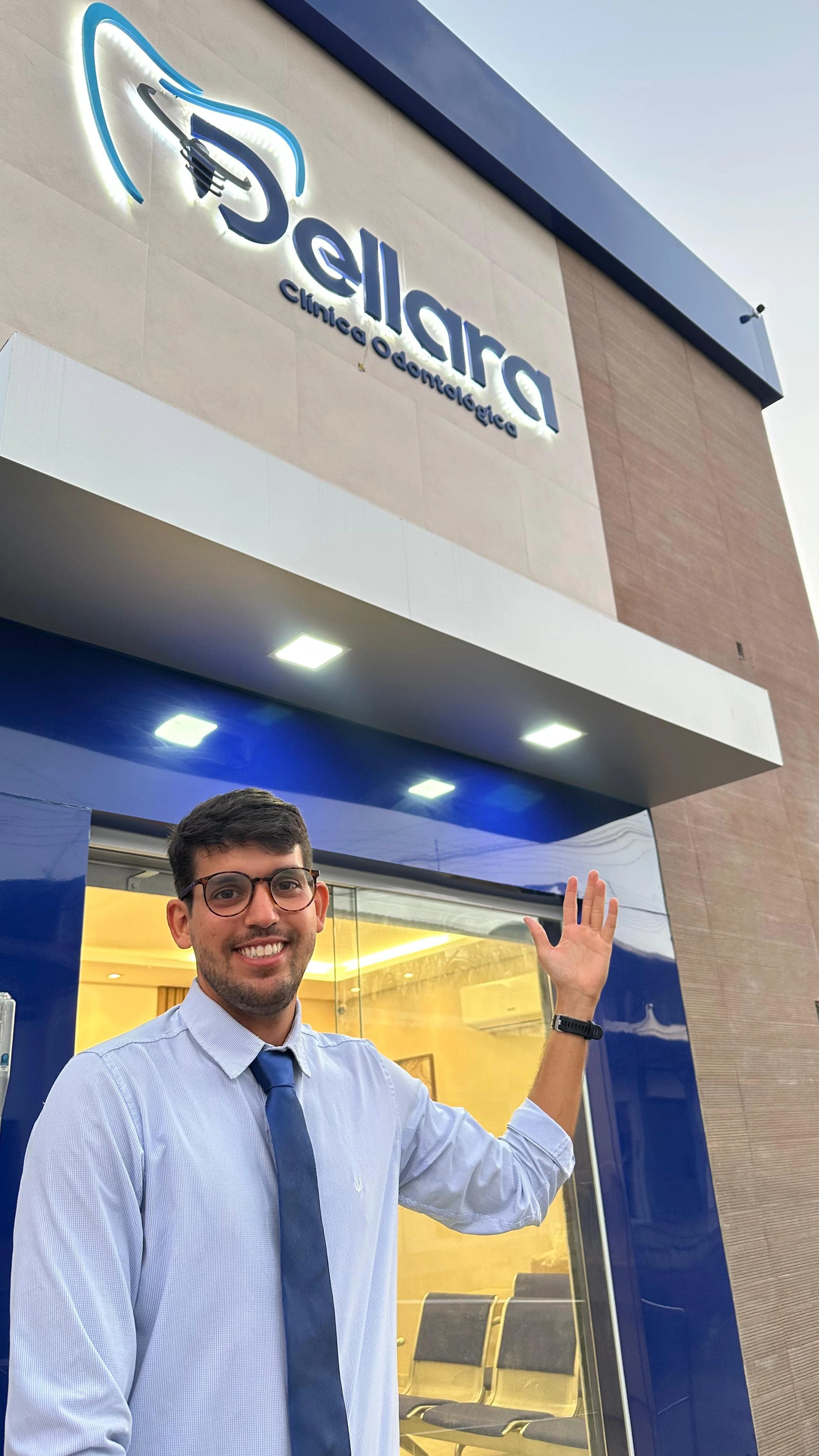 Dr. Wanderley em frente a clinica Dellara